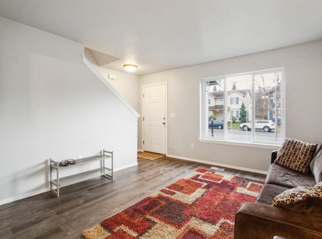 Building Photo - Beautiful 3 BD- 2.5BA Home in Spanaway!