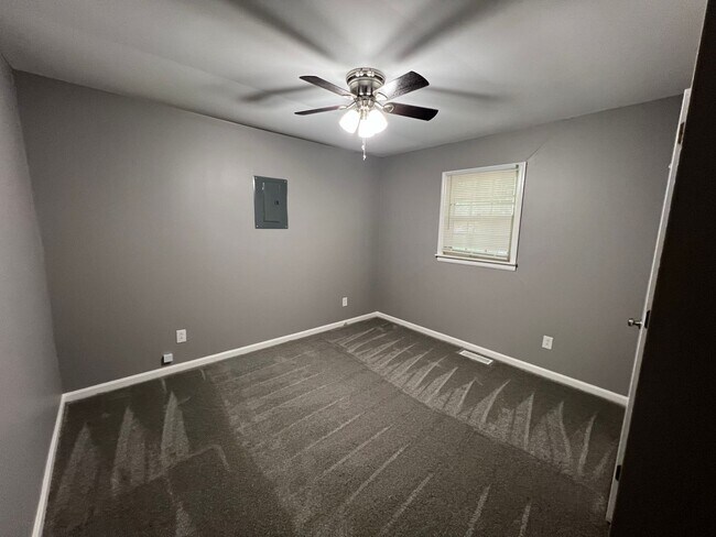 Building Photo - Three Bedroom in Hopkinsville, KY