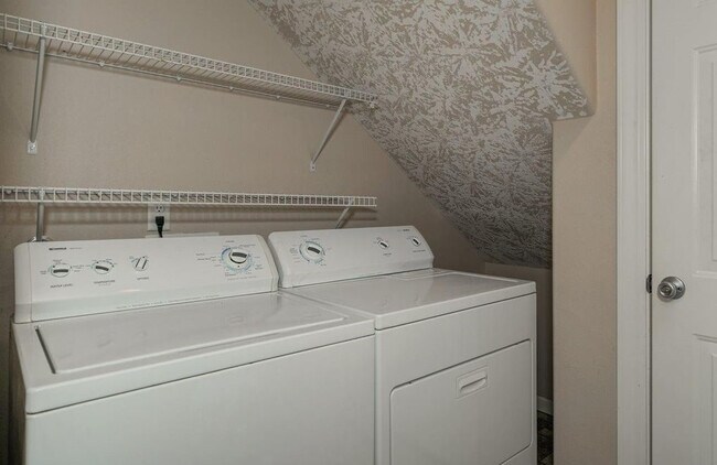 Foto del edificio - 4bd/2.5ba House with Washer/Dryer & Fully Fenced Yard!