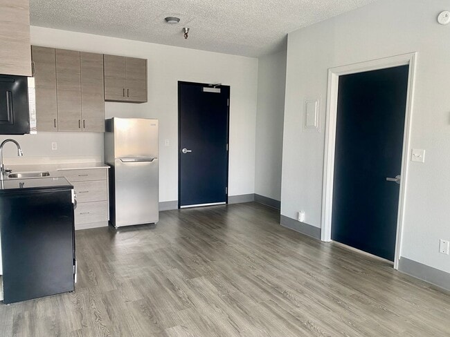 Building Photo - 1 Bed 1 Bath - This is a must see!