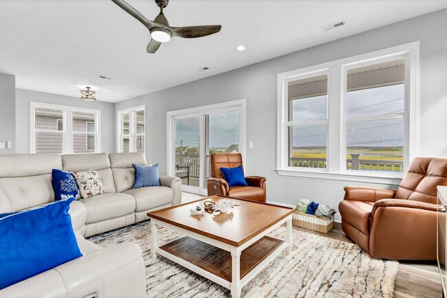 Foto del edificio - 822 S Topsail Dr