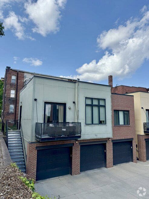 Building Photo - 714 15th St