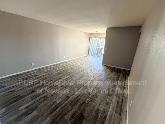 Building Photo - 1405 E Vegas Valley Dr