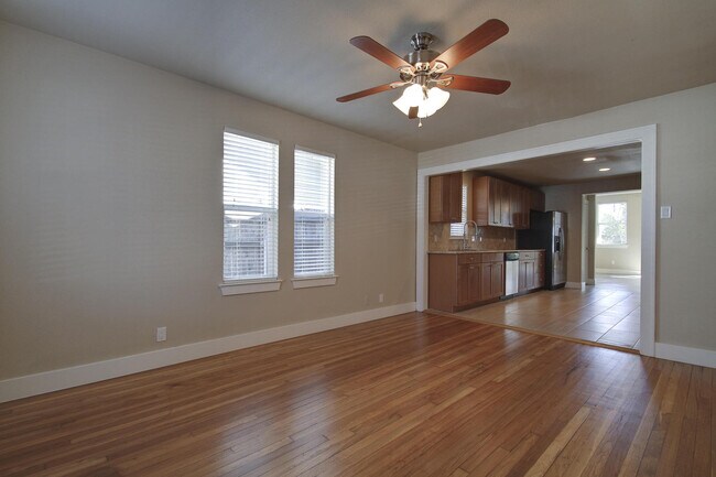 Foto del edificio - UT PRE-LEASE: Newly Remodeled West Campus ...
