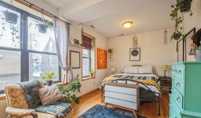 Foto del edificio - Bright 2 Bed 2 Bath in the Ukranian Village area