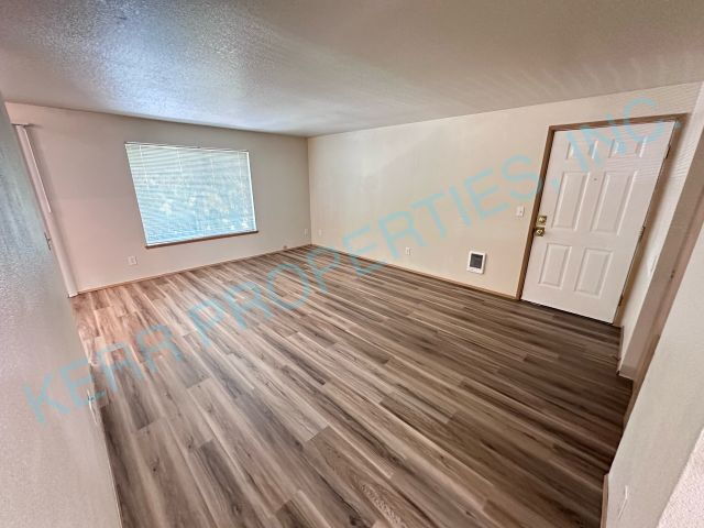 Foto del edificio - Charming 2-Bedroom Multiplex in Portland with Cozy 862 Sq Ft Layout - Perfect for Urban Living!