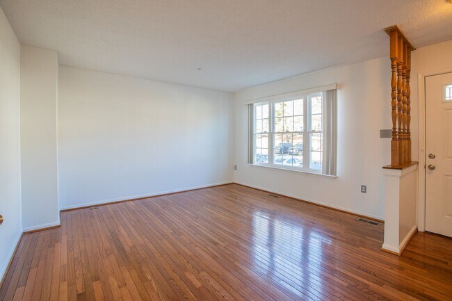 Foto del edificio - Lovely 2 BR/2.5 BA Townhome in Suitland!