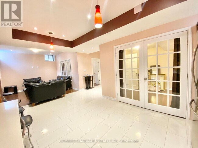 Building Photo - 19 Dunrobin Cres