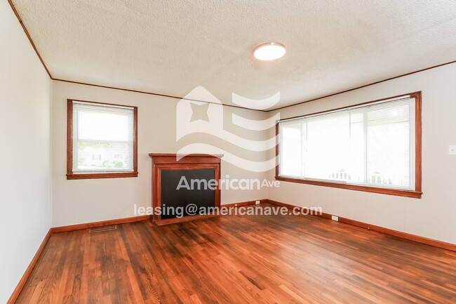 Building Photo - 305 River Dr