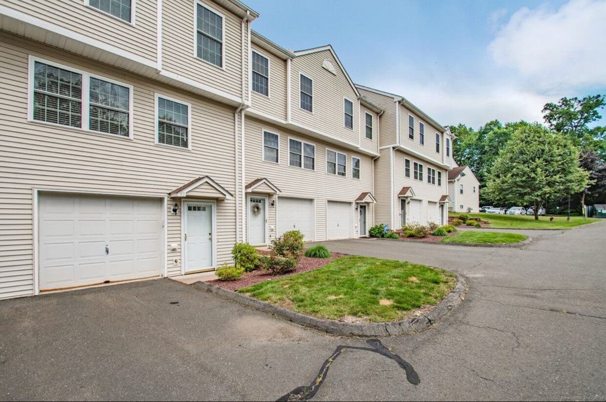 Condo with attached garage - 49 Marjorie Ln