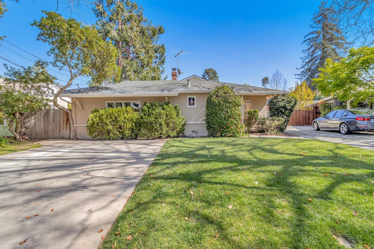 Primary Photo - 224 Robin Way
