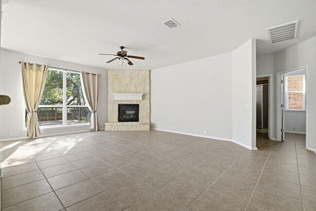 Foto del edificio - BEAUTIFUL 5 BEDROOM AND 3 BATH!!