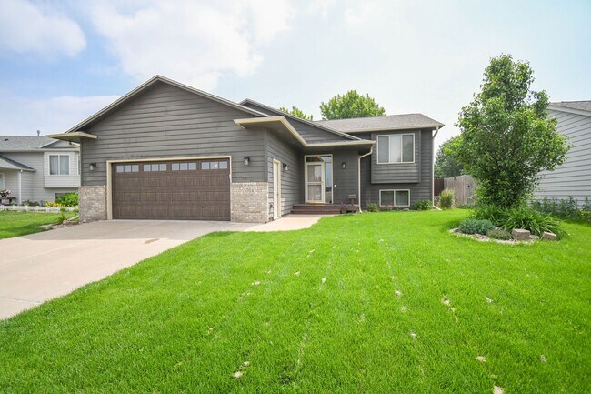 Foto del edificio - Spacious & Stylish Home in a Prime Location!