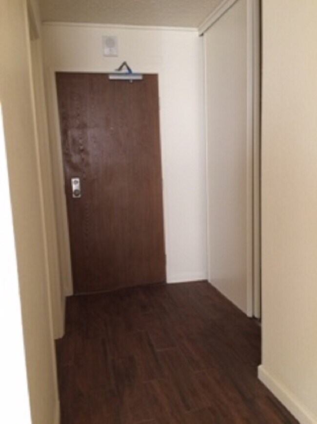 Entry - 555 Pierce St