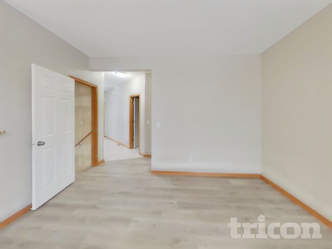 Foto del edificio - 9049 Garland Ln N