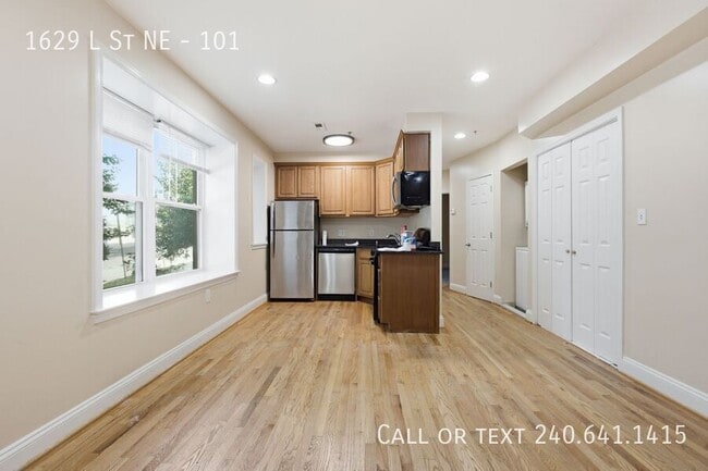 Building Photo - 1629 L St NE