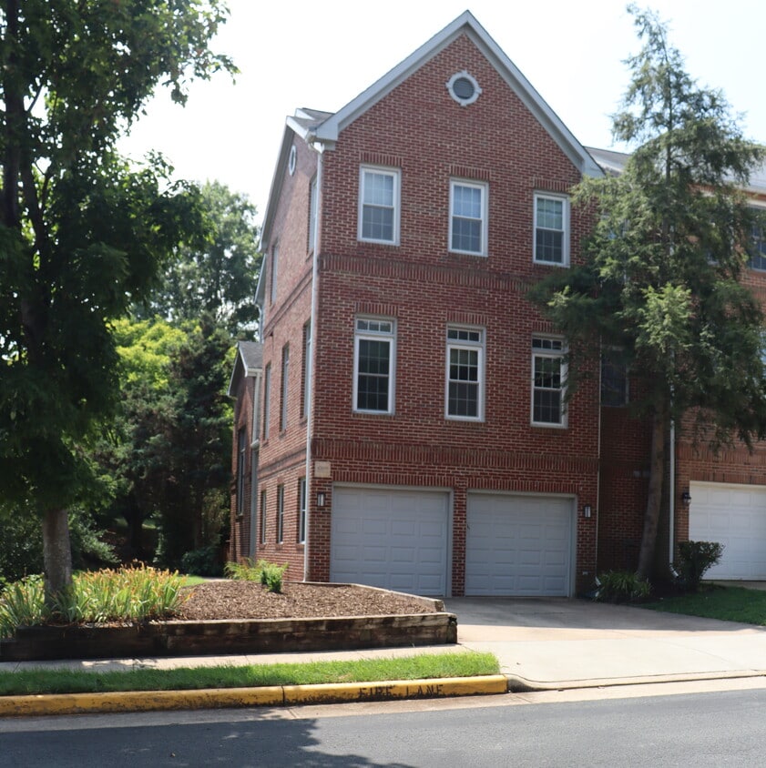 47699 Whirlpool Sq, Sterling, VA 20165 Townhouse for Rent in Sterling