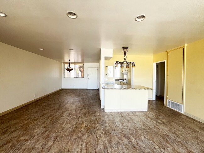 Foto del edificio - RIVERSIDE PENTHOUSE with Views! Available ...