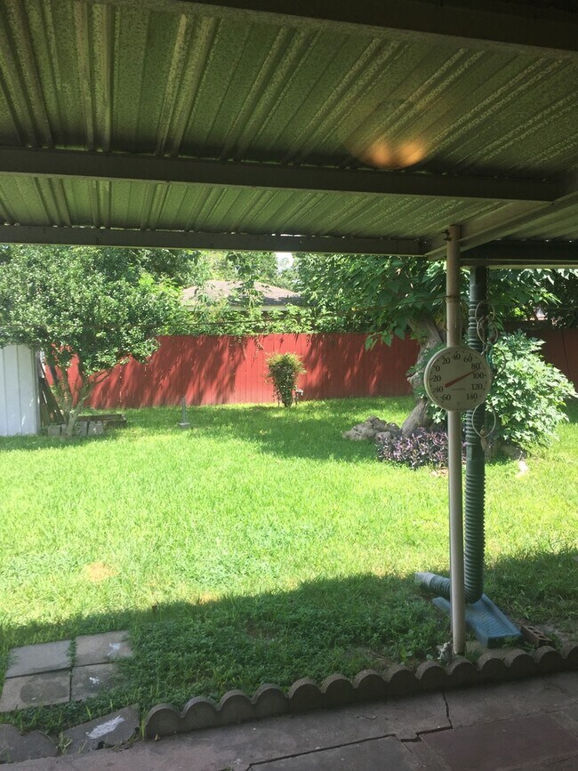 Building Photo - Three Bedroom House For Lease