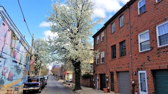 Building Photo - Stunning 3-Bed/2.5 Bath Townhouse in Fairm...