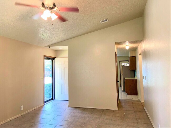 Foto del edificio - Fabulous Town Home Nestled In Highly Desir...