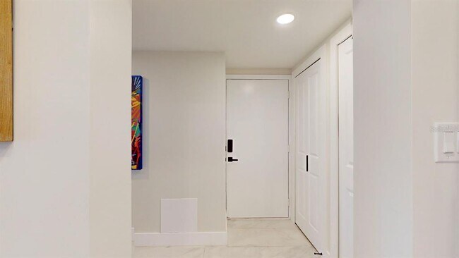 Building Photo - 605 Sutton Pl