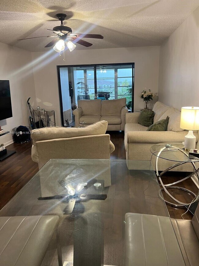 Foto del edificio - 9355 SW 8th St
