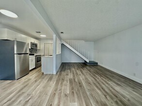 Building Photo - 801 Tiffany Dr S