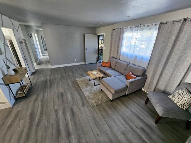 Foto del edificio - 96 E. Palomar