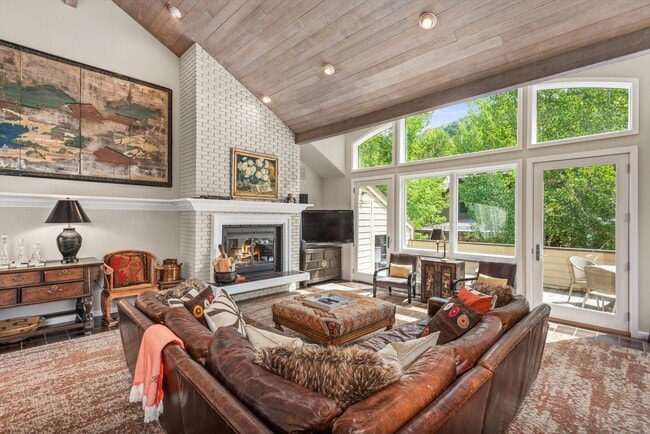 Building Photo - 123 W Hyman Ave