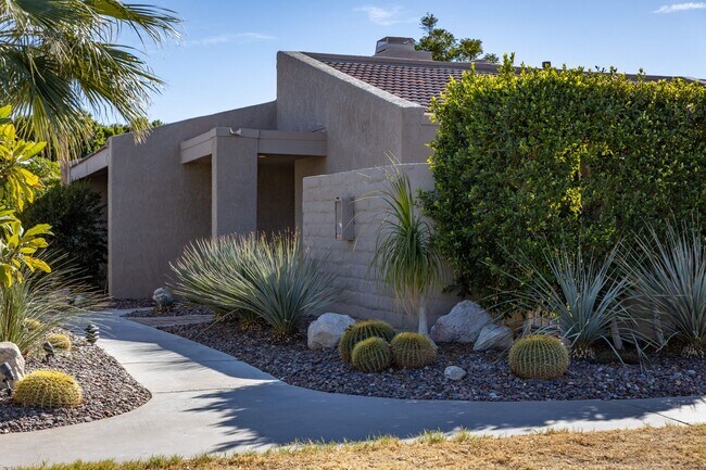 Foto del edificio - Stylish Palm Springs Retreat with Pool