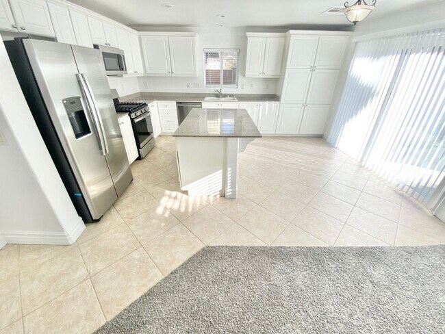 Foto del edificio - STUNNING 2 STORY HOME IN A GUARD GATED COM...