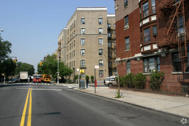 Building Photo - 2015 FOSTER AVE