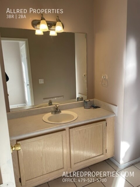 Building Photo - 3 bedroom Duplex Fayetteville