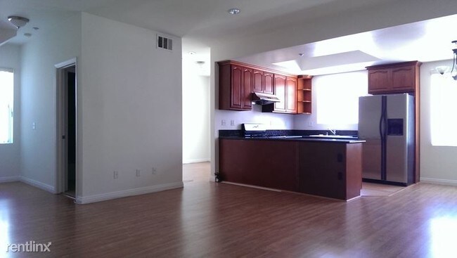 Building Photo - 9340 Somerset Blvd