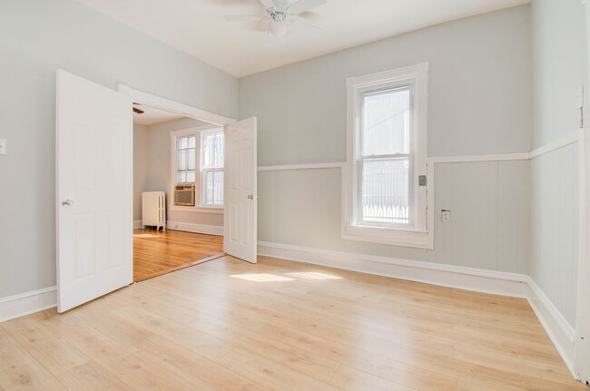 Building Photo - Large 5BR/2BA Row home newly renovated