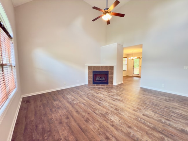 Building Photo - 638 Hidden Valley Dr