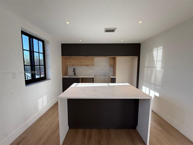 Foto del edificio - 1716 SW 11th St