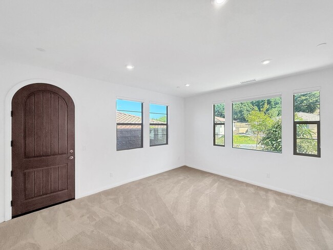 Building Photo - Beautiful 5B/4.5BA Home in Escondido Now A...