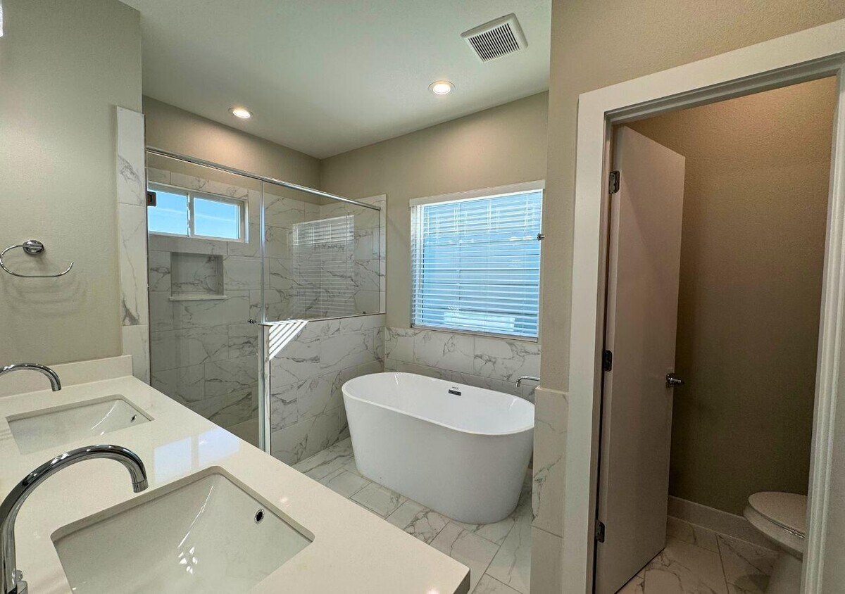 Foto principal - 8108 Esther Acres Ln