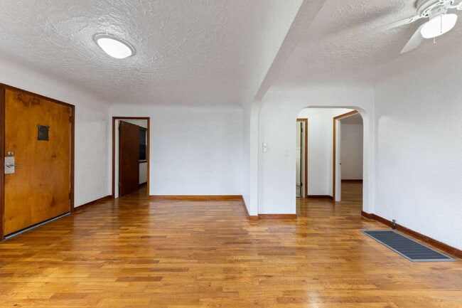 Building Photo - Charming Remodeled Duplex: Pet Friendly!