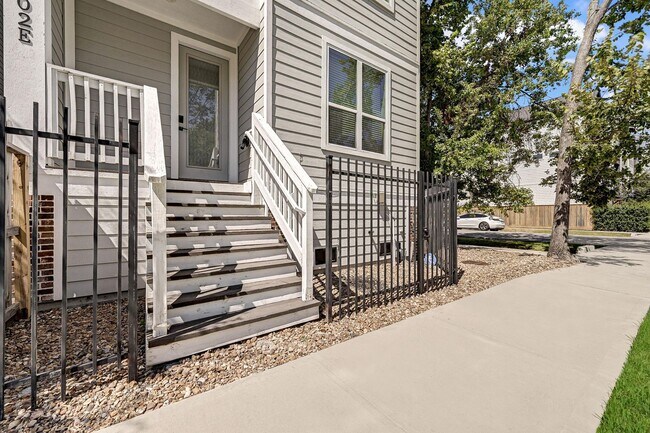 Building Photo - Traditional, Spacious, and Ridiculously Well-Located