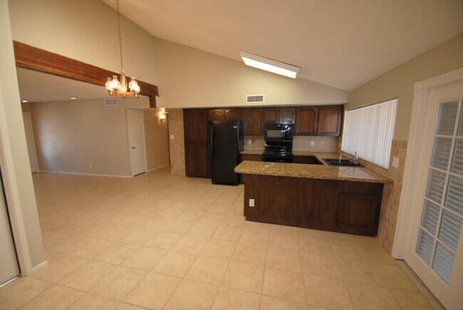Building Photo - 940 S Fontana