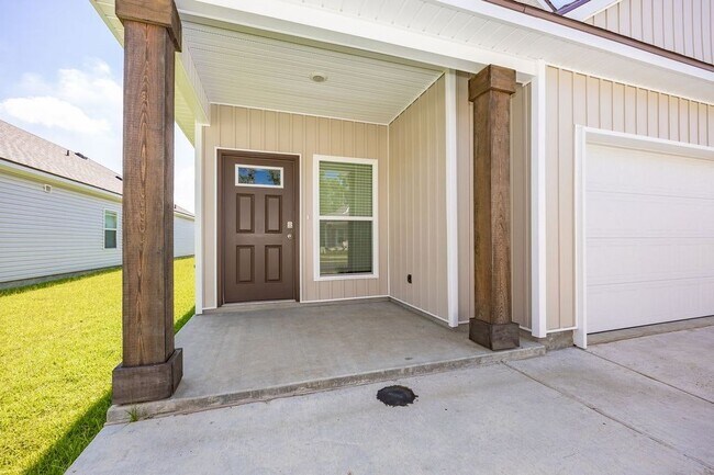 Building Photo - 1020 Renova Dr