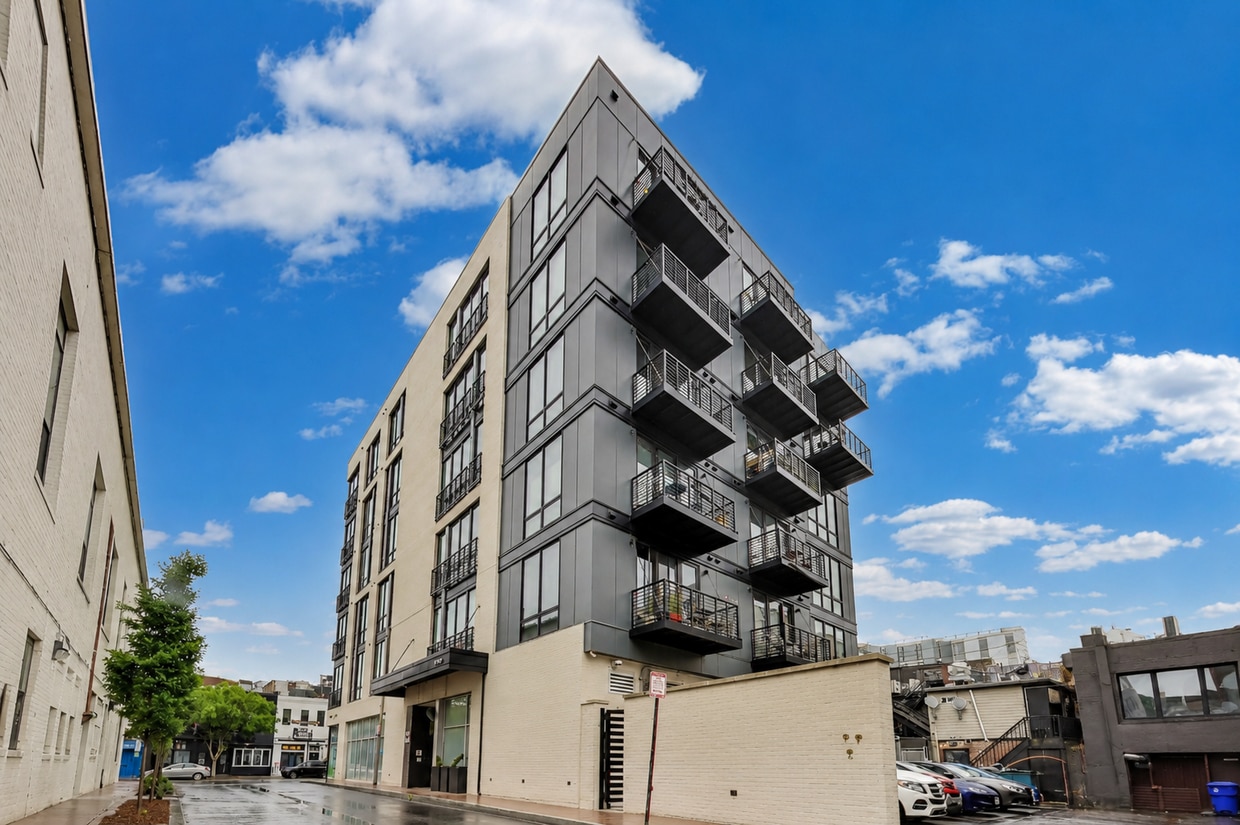 Top floor residence in elevator building with sweeping views. - Top floor residence in elevator building with sweeping views.