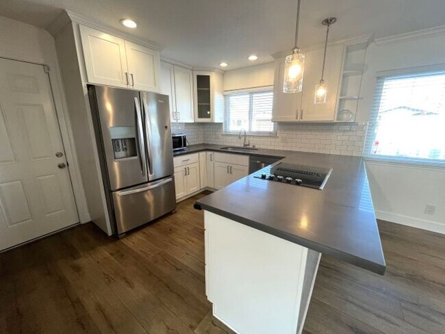 Building Photo - Well kept 3 bedroom, 2 bath detached singl...