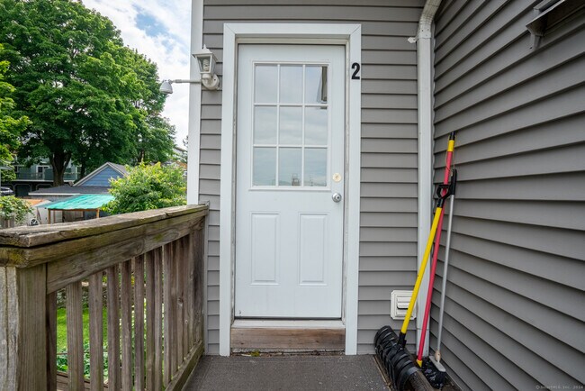 Building Photo - 16 Robinson Ave