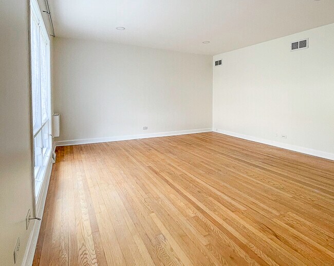 Building Photo - 623 Maple Ct