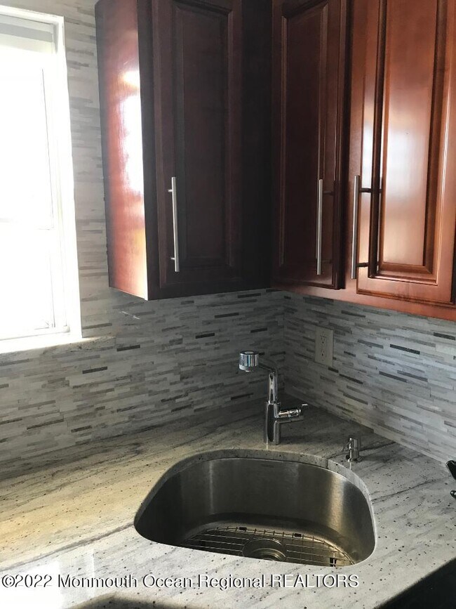 Foto del edificio - 200 Lareine Ave