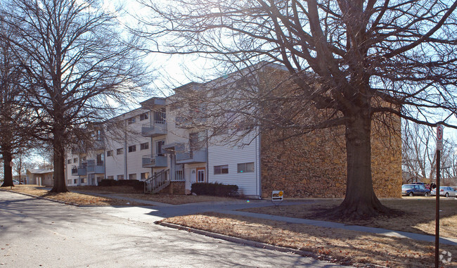 View of 2357 bldg. - The Oaks Apartments